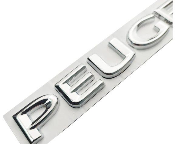 Logo en lettres métalliques pour Peugeot